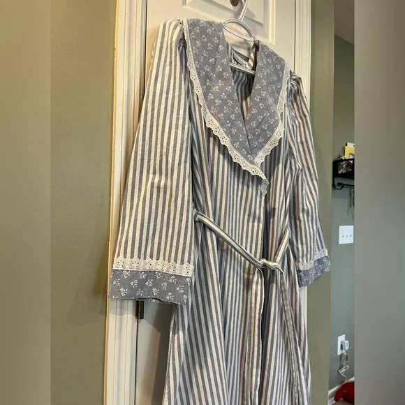 Vintage Willow Creek Blue and White Striped Cotton with Lace Trim Wrap Dress M - Picture 4 of 7